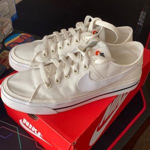 Nike women’s court legacy canvas